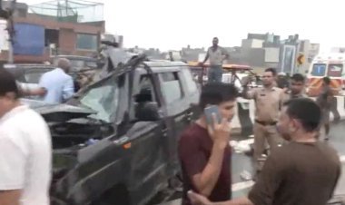 खाटूश्यामजी के दर्शन करने आ रहे परिवार की कार स्कूल बस से टकराई, 3 बच्चों समेत 6 की मौत, 2 गंभीर