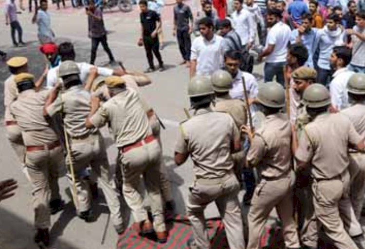 छात्रसंघ चुनाव की तैयारियों के बीच छात्रों का उग्र प्रदर्शन, पुलिस ने लिया हिरासत में