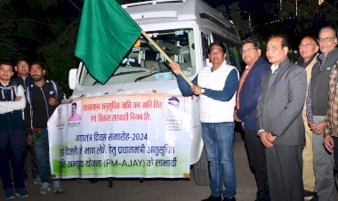 सामाजिक न्याय एवं अधिकारिता मंत्री ने ‘पीएम-अजय योजना' के लाभार्थियों की बस को हरी झंडी दिखाकर नई दिल्ली के लिये किया रवाना