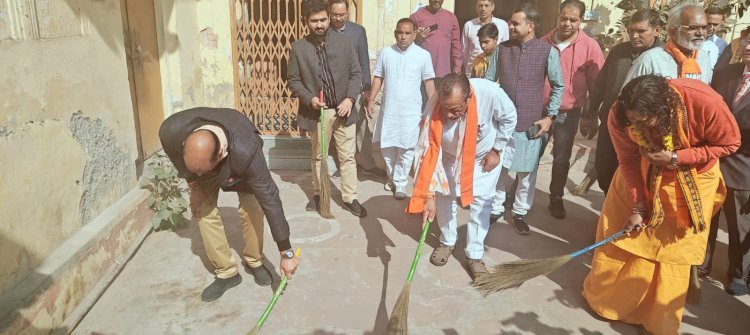 प्रधानमंत्री नरेंद्र मोदी के आह्वान पर स्वच्छ तीर्थ अभियान कार्यक्रम शुरू, भाजपा प्रदेश अध्यक्ष सीपी जोशी ने बड़ी चौपड़ स्थित राम मंदिर में सफाई से की शुरुआत