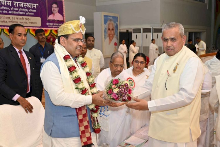 Joint Chief Administrator Rajyogini Munni Didi and Executive Secretary BK Mrityunjay Bhai honored the CM by wearing a crown and garland