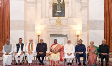 भारत की राष्ट्रपति श्रीमती द्रौपदी मुर्मू ने अलंकरण समारोह में भारत रत्न प्रदान किया
