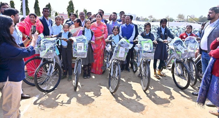 समाज में बदलाव लाने के लिए घर में बदलाव लाएं, बेटियों को बराबर के अवसर दें  उपमुख्यमंत्री ने 400 गरीब छात्राओं को साइकिल एवं स्कूल किट वितरित किये