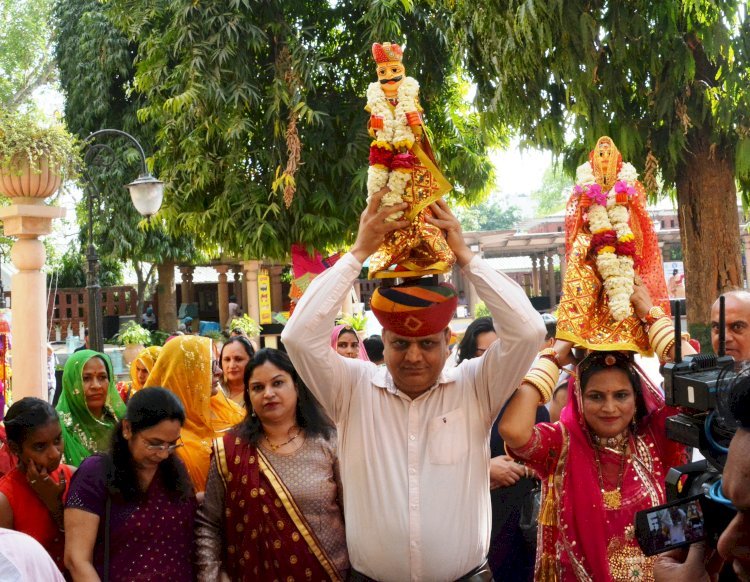 राजस्थान दिवस के उपलक्ष पर  नई दिल्ली के बीकानेर हाउस में निकाली गणगौर की सवारी