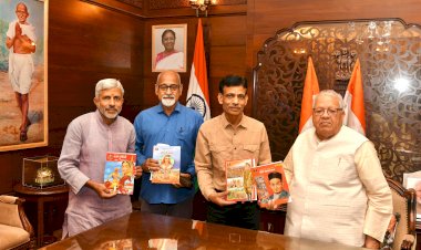राज्यपाल मिश्र को कलाकार ब्रजराज राजावत ने चित्र-कथाओं का सेट भेंट किया
