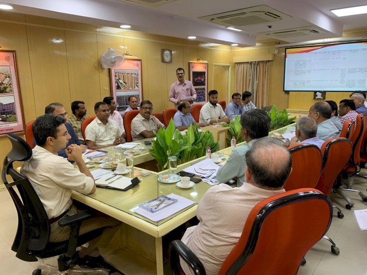 एक अहम बैठक लेकर प्रदेश भर में चल रही विभिन्न प्रगतिरत आवासीय योजनाओं के कार्यों की समीक्षा की और आवश्यक दिशा-निर्देश दिए।