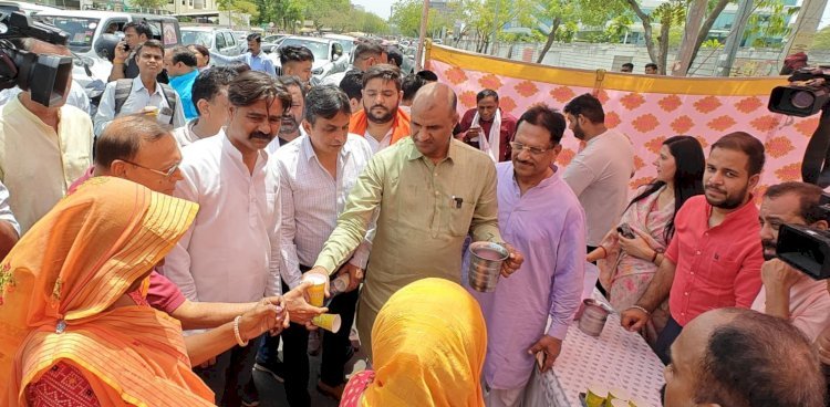 भाजपा ने जयपुरिया अस्पताल के बाहर राहगीरों को पिलाया शीतल पेय