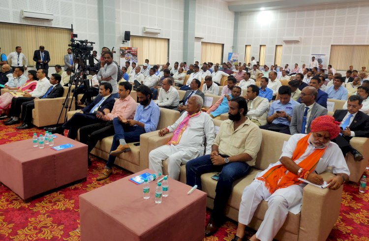 कार्यक्रम में उदयपुर शहर विधायक ताराचंद जैन, उदयपुर ग्रामीण विधायक फूलसिंह मीणा, जिला कलक्टर अरविंद पोसवाल सहित विभिन्न अधिकारीगण तथा मार्बल व्यवसायी उपस्थित