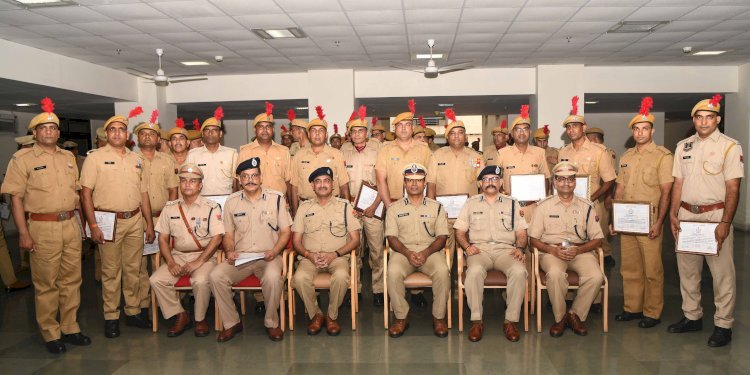 103 पुलिस कर्मी सम्मानित