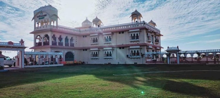 गुजरात सीमा से महज कुछ कदम की दूरी पर स्थित Suryagarh Resort पर शराब की एक अवैध दुकान संचालित हो रही है, जिसे कागजों में गोदाम बताया गया है। यहां खुलेआम शराब बेची जा रही है