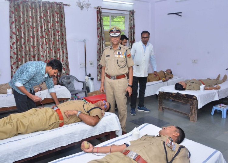 117 पुलिस अधिकारियों और पुलिसकर्मियों ने किया रक्तदान