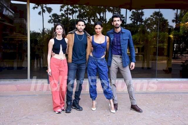 Ananya Panday, Dhairya Karwa, Siddhant Chaturvedi and Deepika Padukone Photo