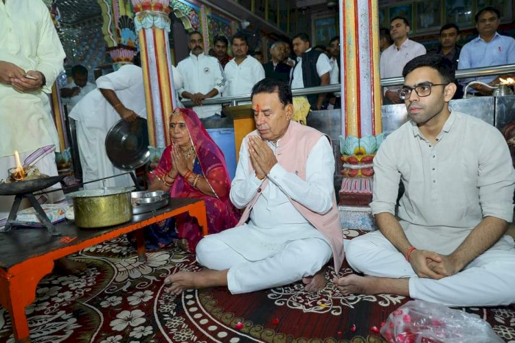 संसदीय कार्य मंत्री ने शिकारपुरा आश्रम में  राजाराम महाराज के दर्शन कर विधिवत पूजा अर्चना की।