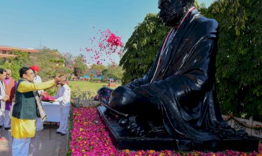 मुख्यमंत्री ने गांधी प्रतिमा पर अर्पित किए पुष्प