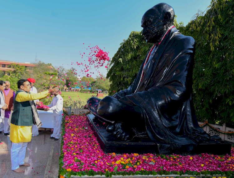 मुख्यमंत्री ने गांधी प्रतिमा पर अर्पित किए पुष्प