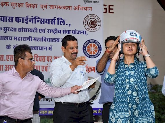 NSS स्थापना दिवस पर छात्राओं को मिला सड़क सुरक्षा प्रशिक्षण