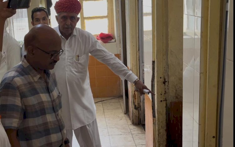 सिरोही जिला अस्पताल में बदहाली का खेल: सांसद और अधिकारी भी दंग, सफाई ठेकेदार का भुगतान रोकने के निर्देश