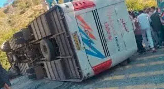 पाली में भीषण बस हादसा: 2 मासूमों की मौत, 28 घायल; ड्राइवर फरार