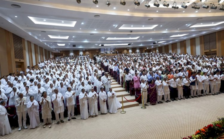 ऑडिटोरियम में मौजूद लोग