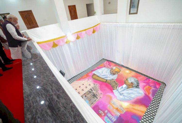 रंगोली का अवलोकन करते पीएम