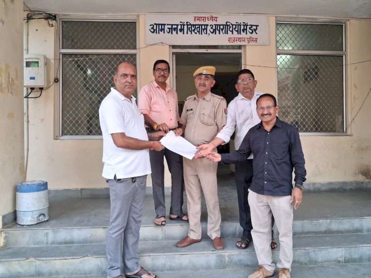 सिरोही: आवारा सांड का हमला, कलेक्टर पर परिवाद व अवमानना का खतरा