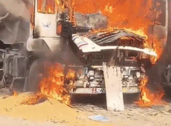 पेट्रोल-पंप से 300 मीटर दूर खड़ें टैंकर में लगी आग