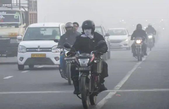 दिल्ली में जानलेवा हवा, 50 मीटर विजिबिलिटी; 60 फ्लाइट रद्द, 250 डिले