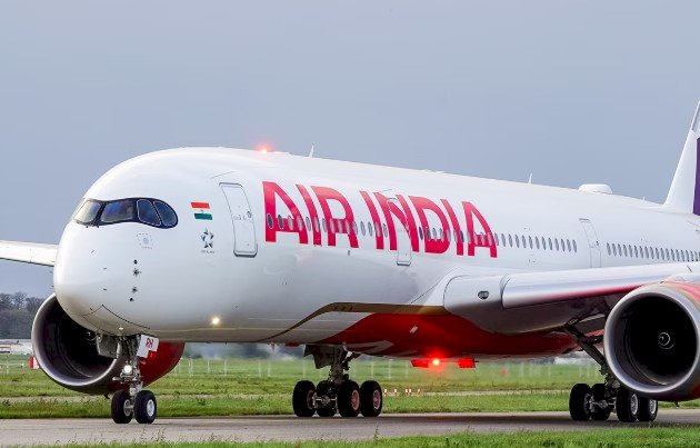 एअर इंडिया की दिल्ली-मुंबई फ्लाइट की इमरजेंसी लैंडिंग: हवा में बंद हुआ इंजन, 335 यात्री सुरक्षित