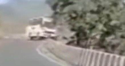 माउंट आबू-आबू रोड मार्ग पर भीषण सड़क हादसा, डिवाइडर से टकराकर पलटी तेज रफ्तार बस